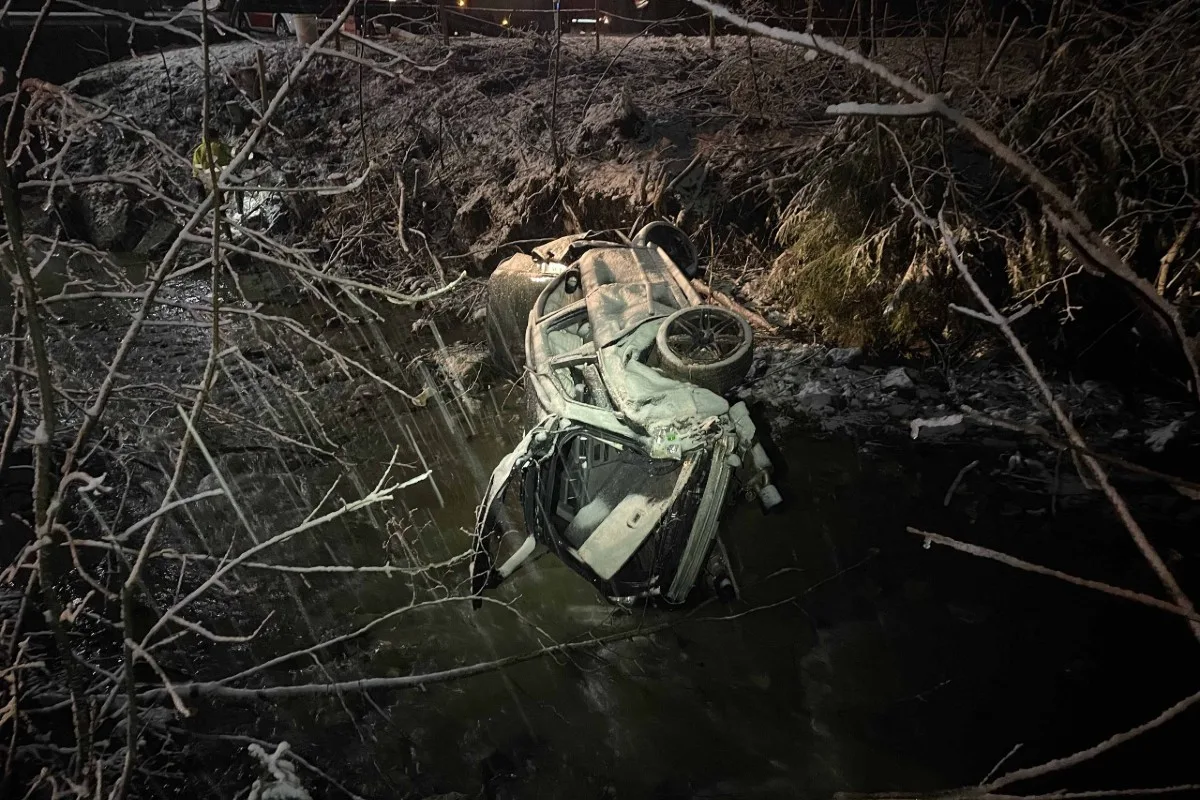Willerzell SZ - Auto landet bei Unfall im Bachbett