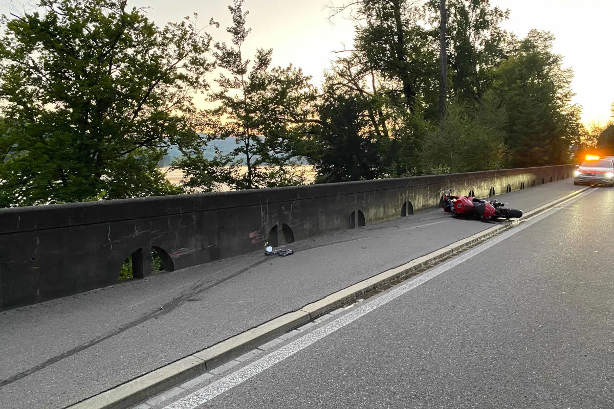 Unfall in Walchwil ZG – Motorrad prallt gegen Mauer