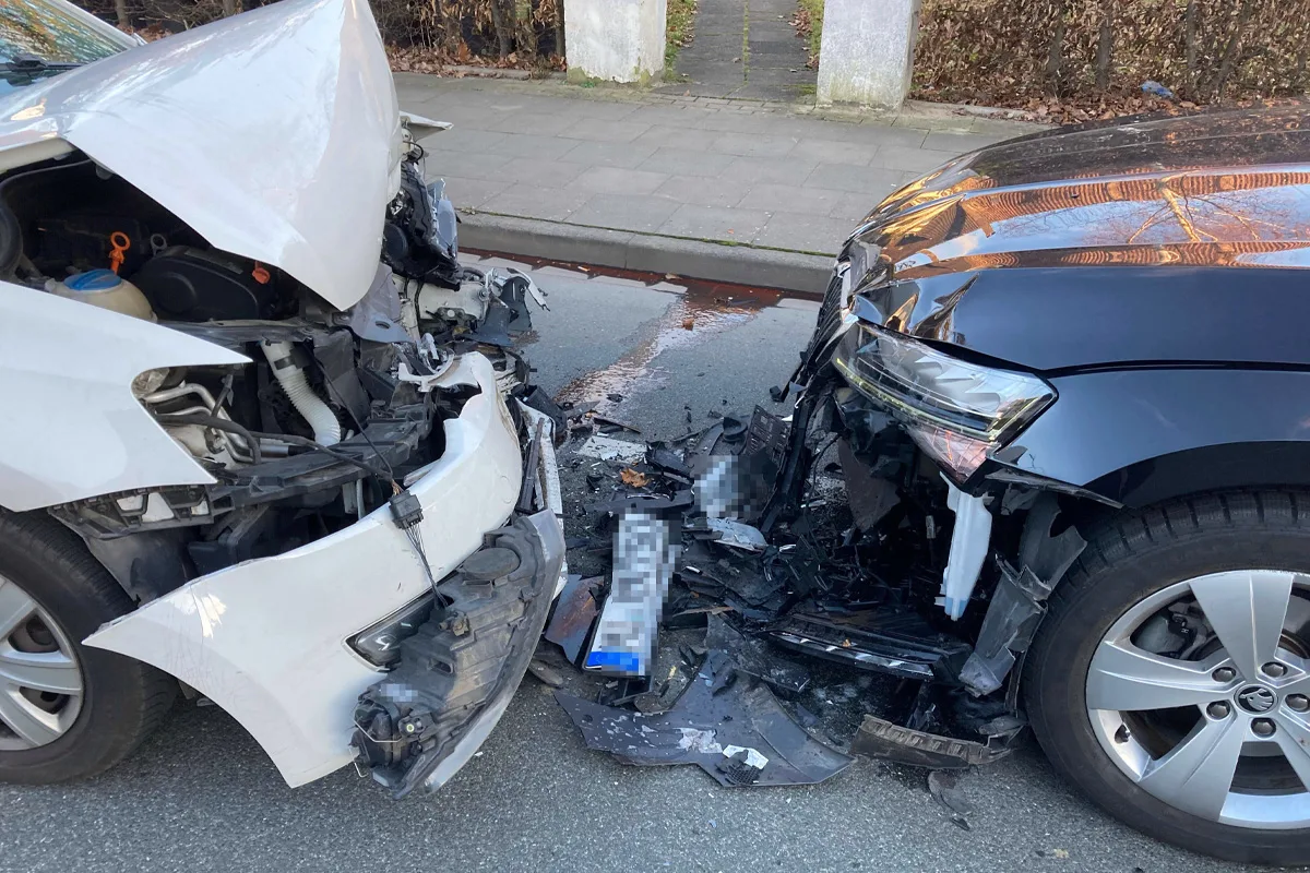 Bielefeld – Vier Verletzte bei Unfall im Gegenverkehr