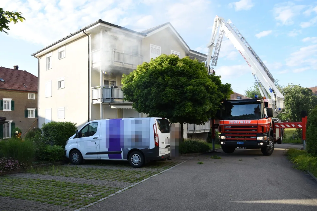 Kirchberg SG - Wohnungsbrand in Mehrfamilienhaus - Eine Person musste vom Balkon gerettet werden!
