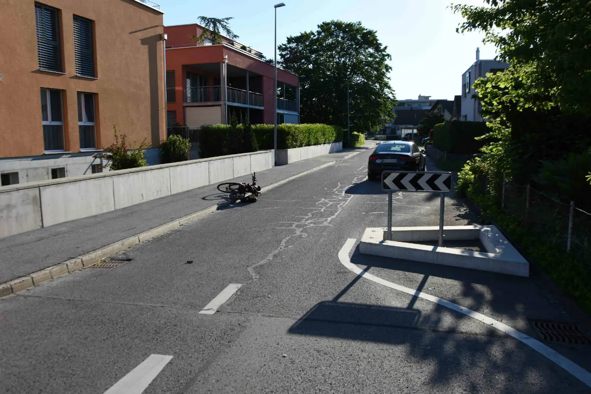 Au SG - E-Bike-Fahrer bei Kollision mit Auto schwer verletzt