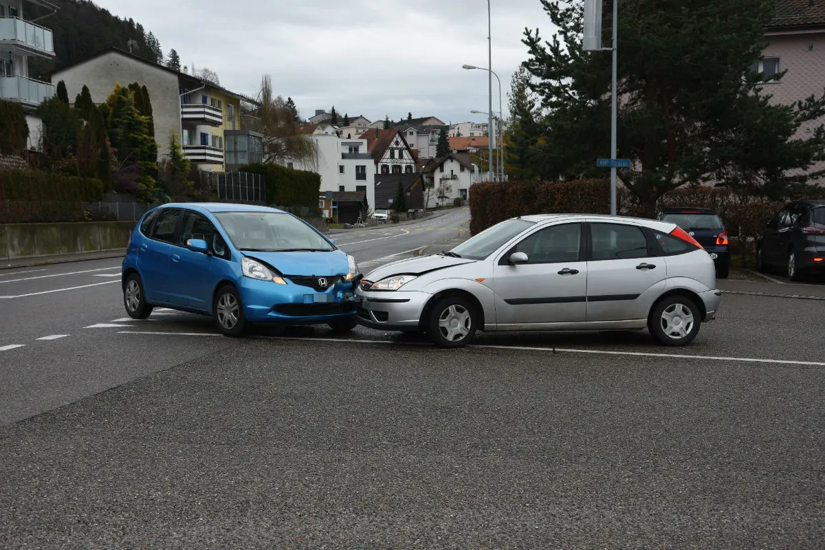 Bronschhofen SG - Beim Abbiegen in Auto geprallt