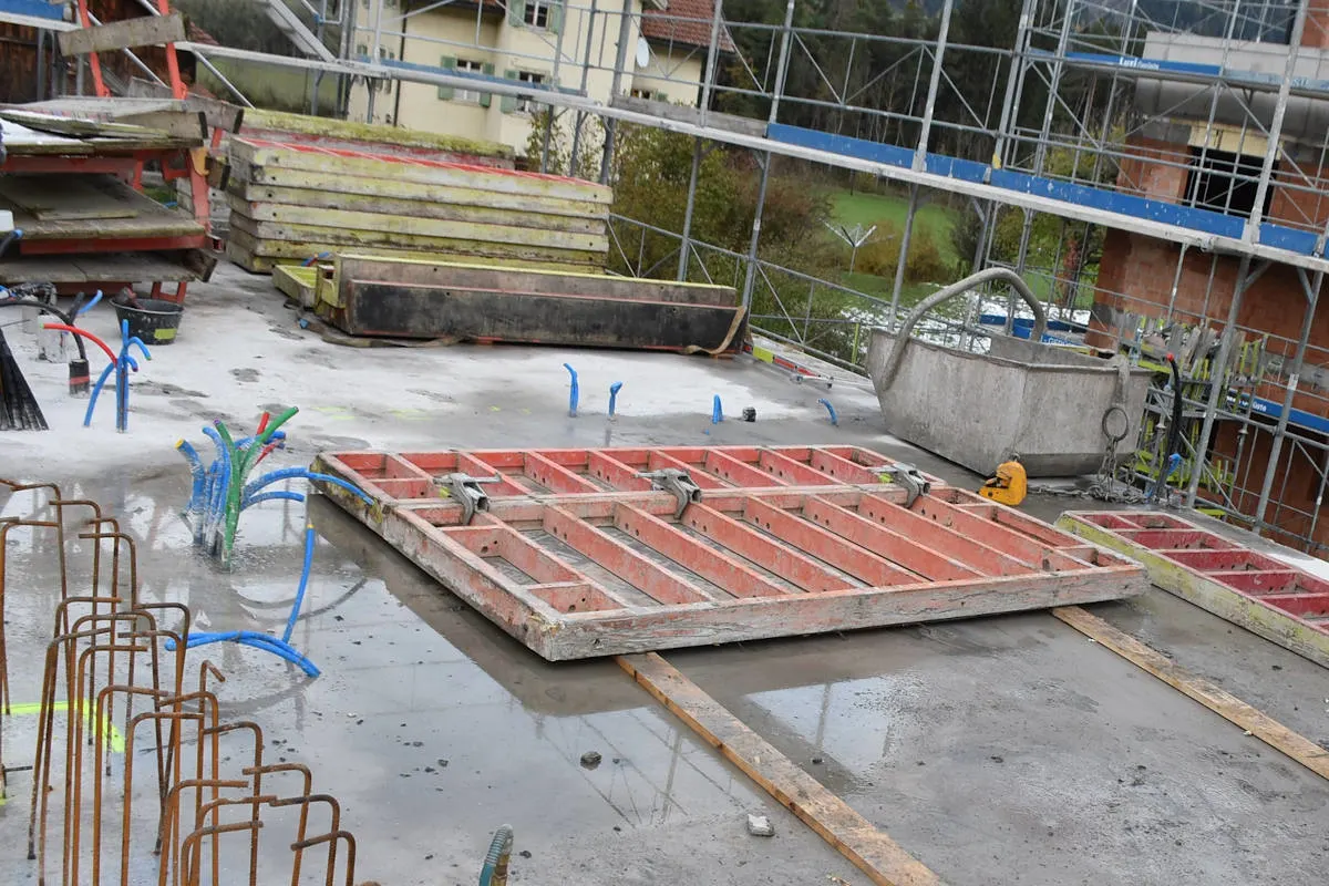 Arbeitsunfall Cazis GR - Bauarbeiter von Schalungselement getroffen
