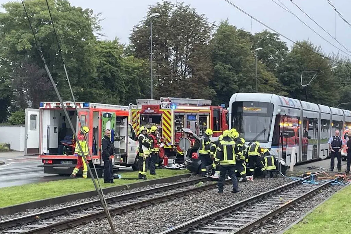 Gelsenkirchen – Zwei eingeklemmte Pkw-Insassen nach Zusammenstoß mit Straßenbahn