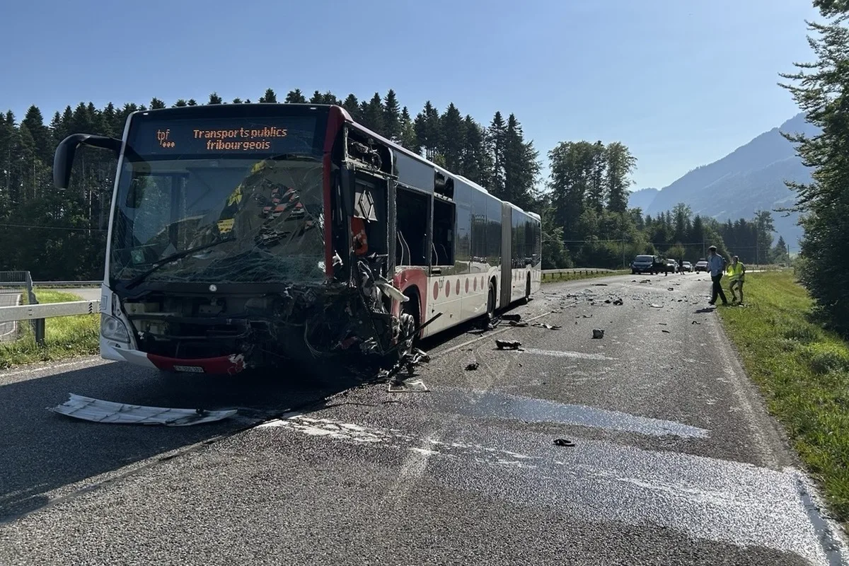 La Tour-de-Trême FR – Auto kollidiert bei Unfall frontal mit Linienbus