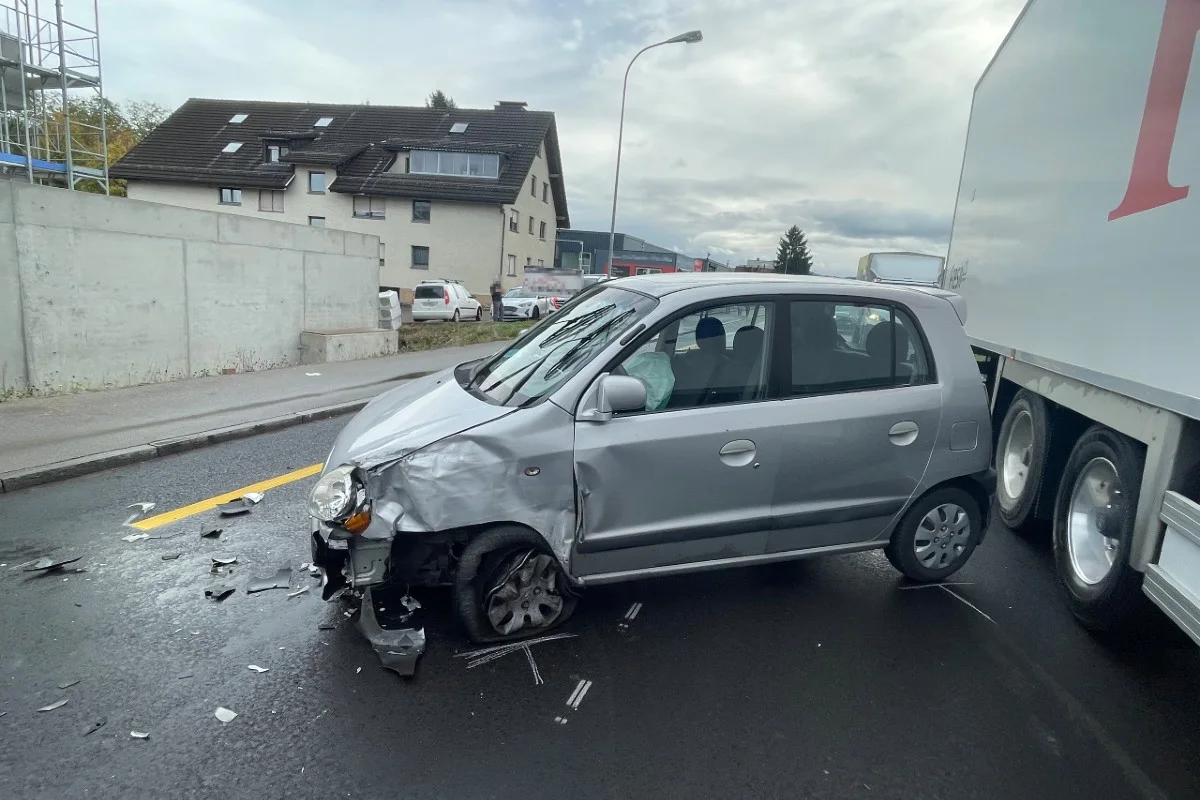 Egnach TG  - Beifahrerin bei Unfall verletzt - Ablenkung führte zur Kollision