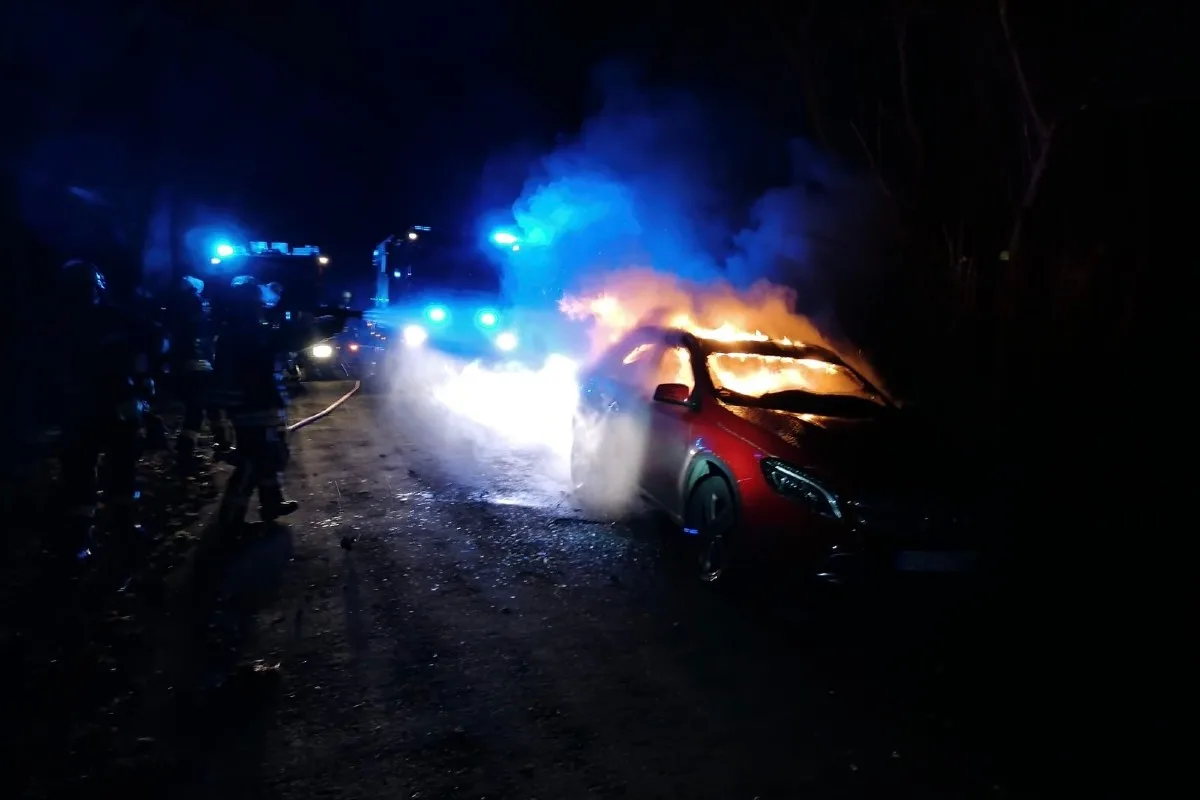 Altenbeken - Mercedes gerät während Fahrt in Brand