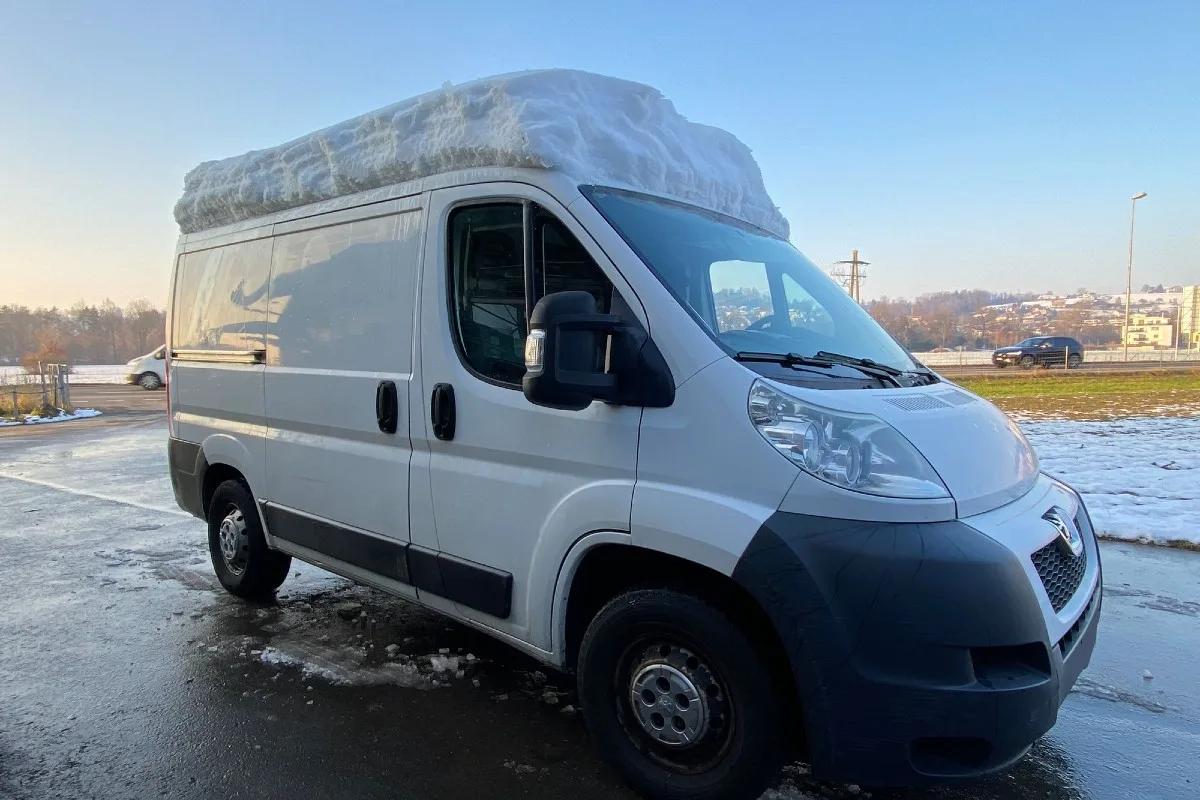 Baar ZG - Mit 40 Zentimeter Schnee auf dem Dach auf der Autobahn unterwegs