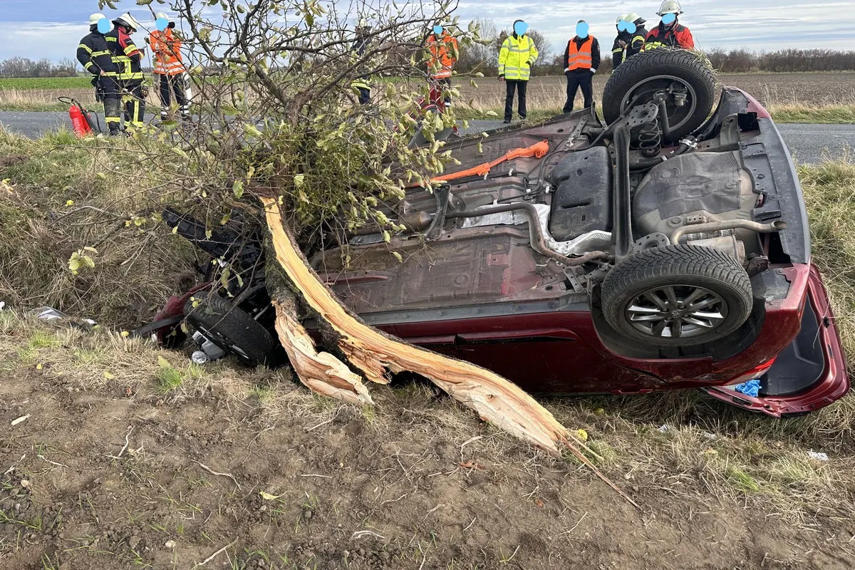 Unfall in Dingelbe NI – Frau im Fahrzeug eingeklemmt