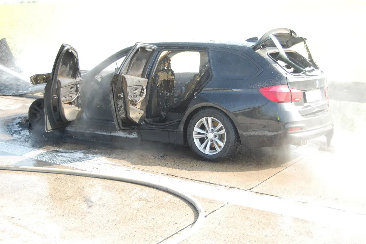 BMW  brennt auf der A 7 aus
