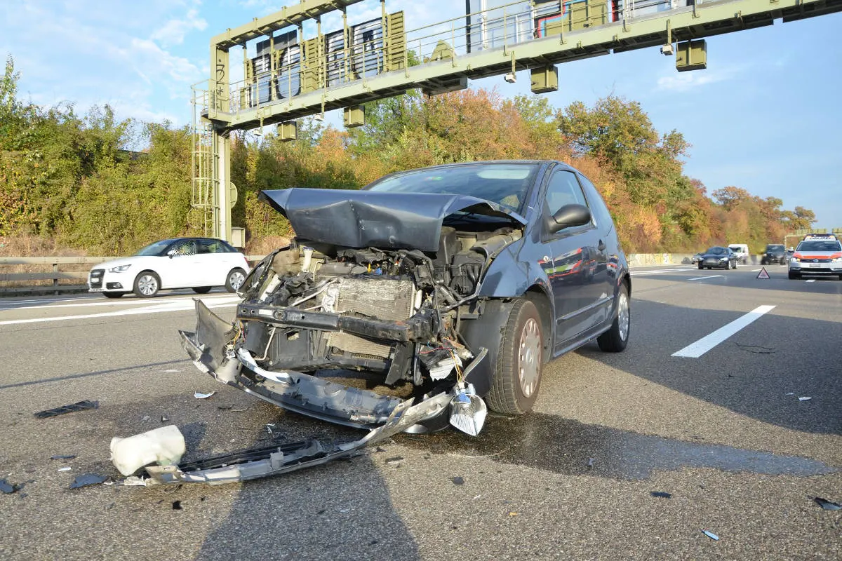 A2 Muttenz BL - Auffahrkollision mit zwei Fahrzeugen