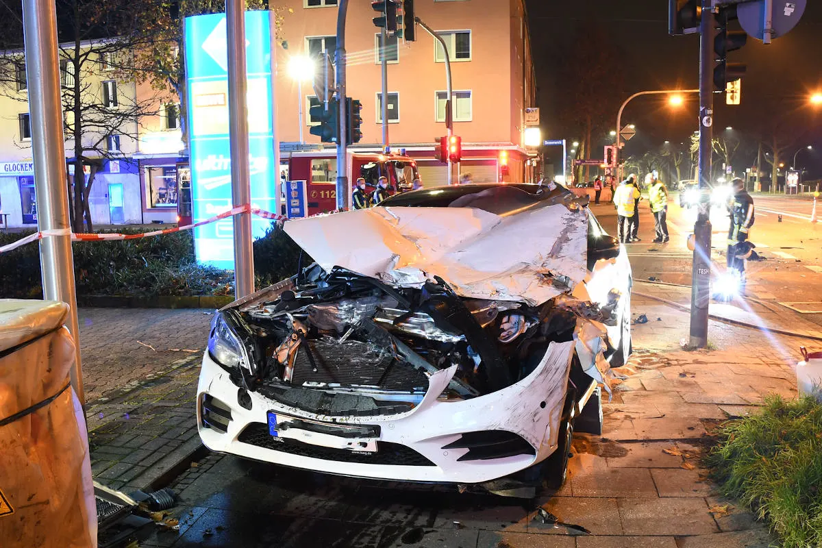 Bochum – Auf dem Weg zum Kellerbrand Feuerwehrwagen übersehen 
