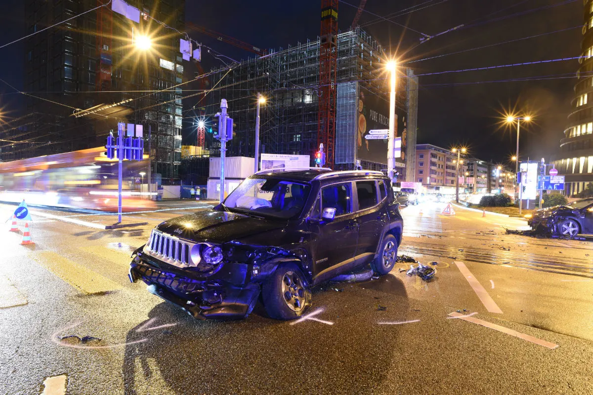 Basel BS - Kollision führt zu Verkehrsbehinderungen - Zeugenaufruf