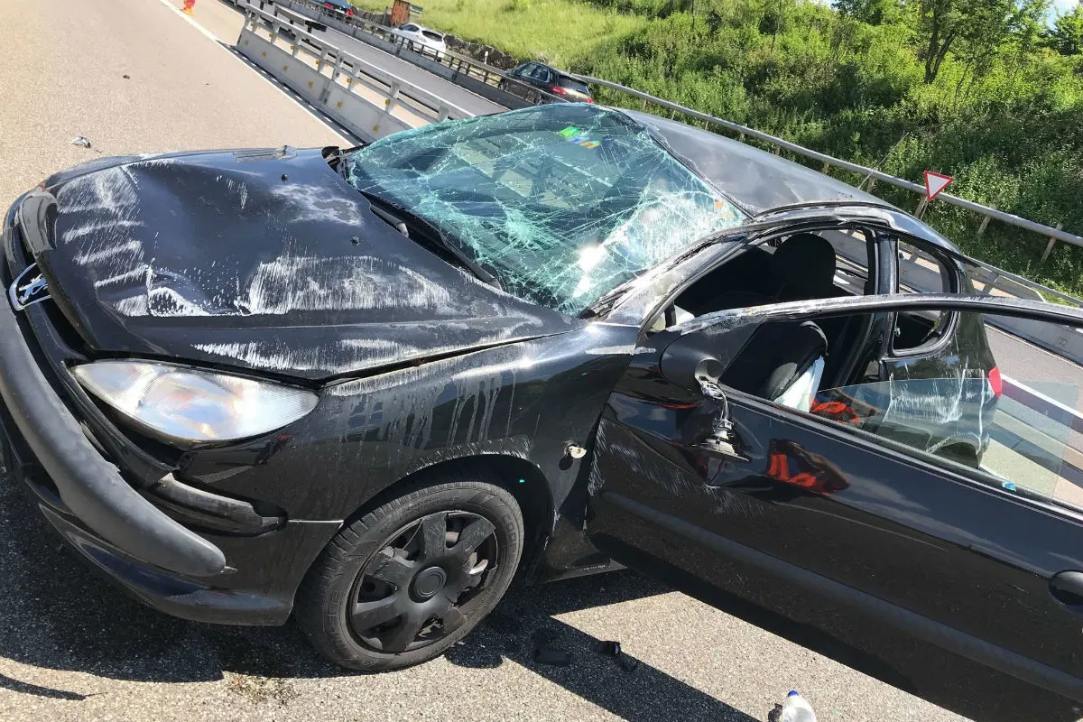 Selbstunfall BL -  Auto kollidiert mit Leitplanke und überschlägt sich