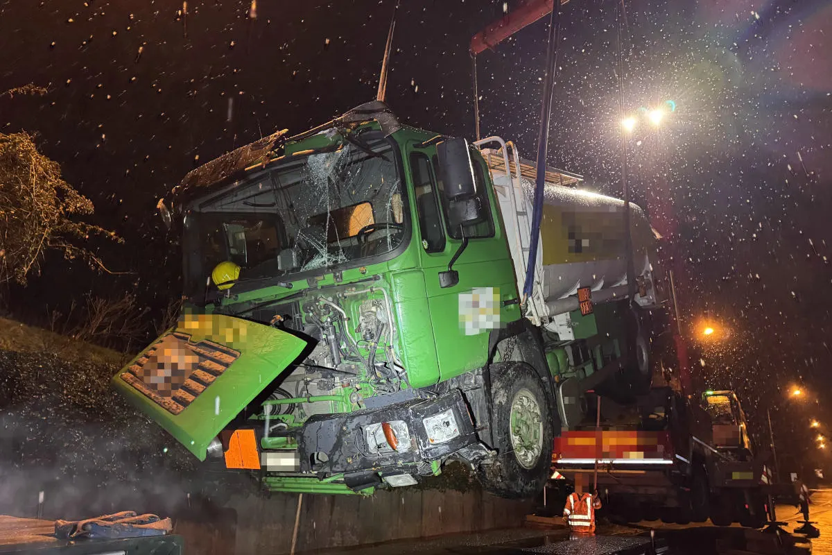 St.Gallen – Ungenügend gesicherter Lastwagen rollt in Böschung