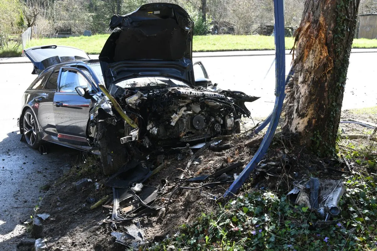 Laufen BL - Audi kollidiert frontal mit Baum 