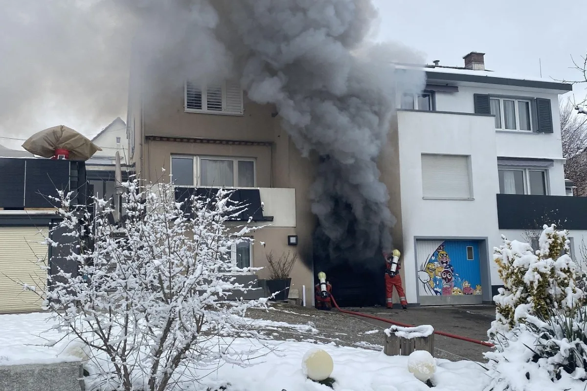 Feuerwehreinsatz in Wiesendangen ZH - Grosser Sachschaden bei Brand in Garage
