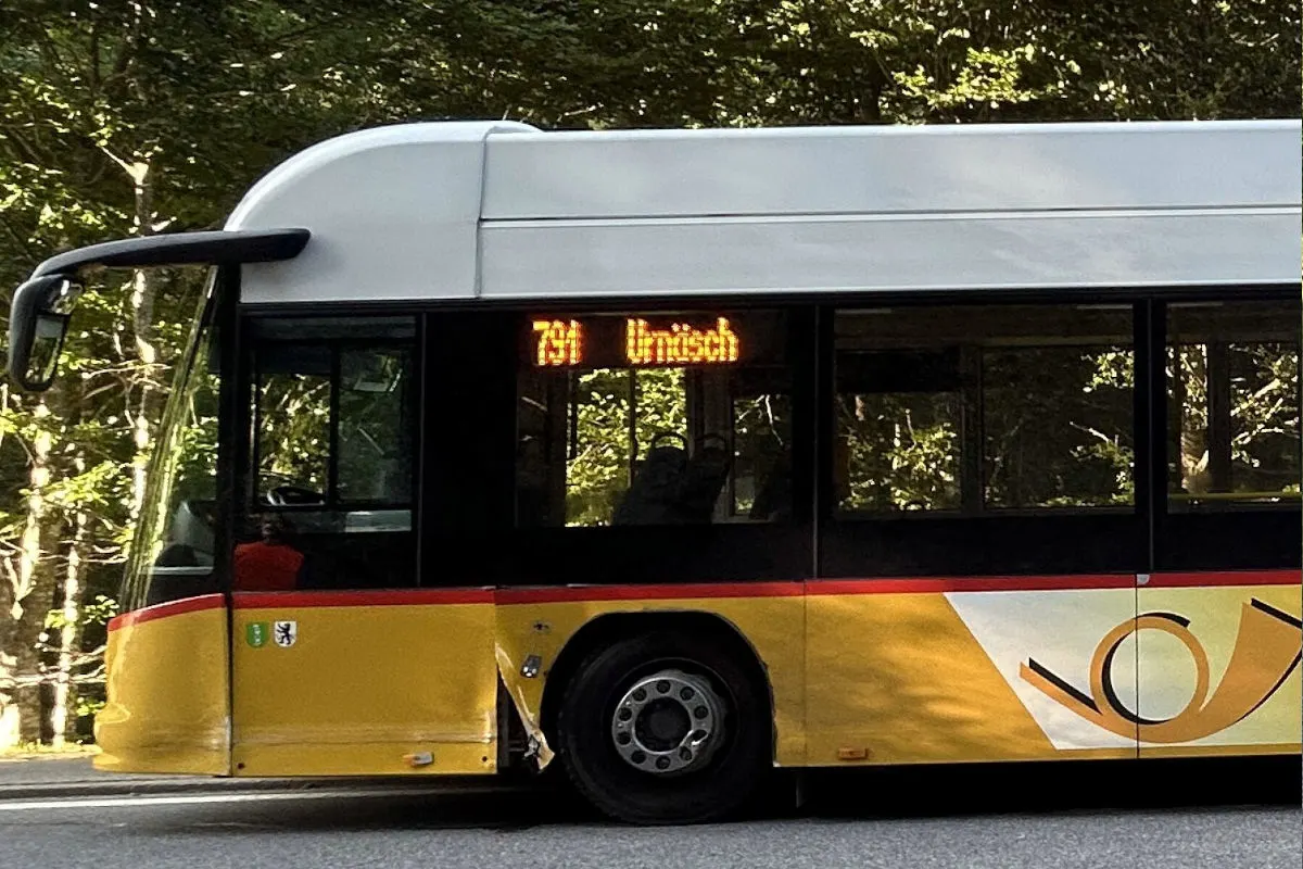 Urnäsch AR – Motorradlenker gerät auf Gegenfahrbahn und kollidiert mit Postauto