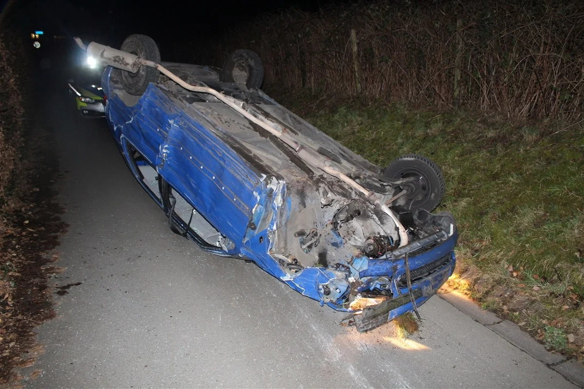 Hagen - Junge Männer landen mit dem Auto auf dem Dach