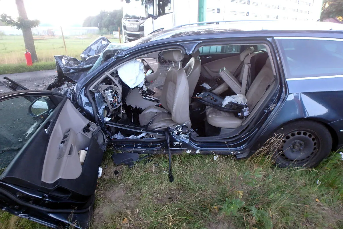 Rhade – 29-jähriger Autofahrer stirbt bei Zusammenstoß mit Viehtransporter 