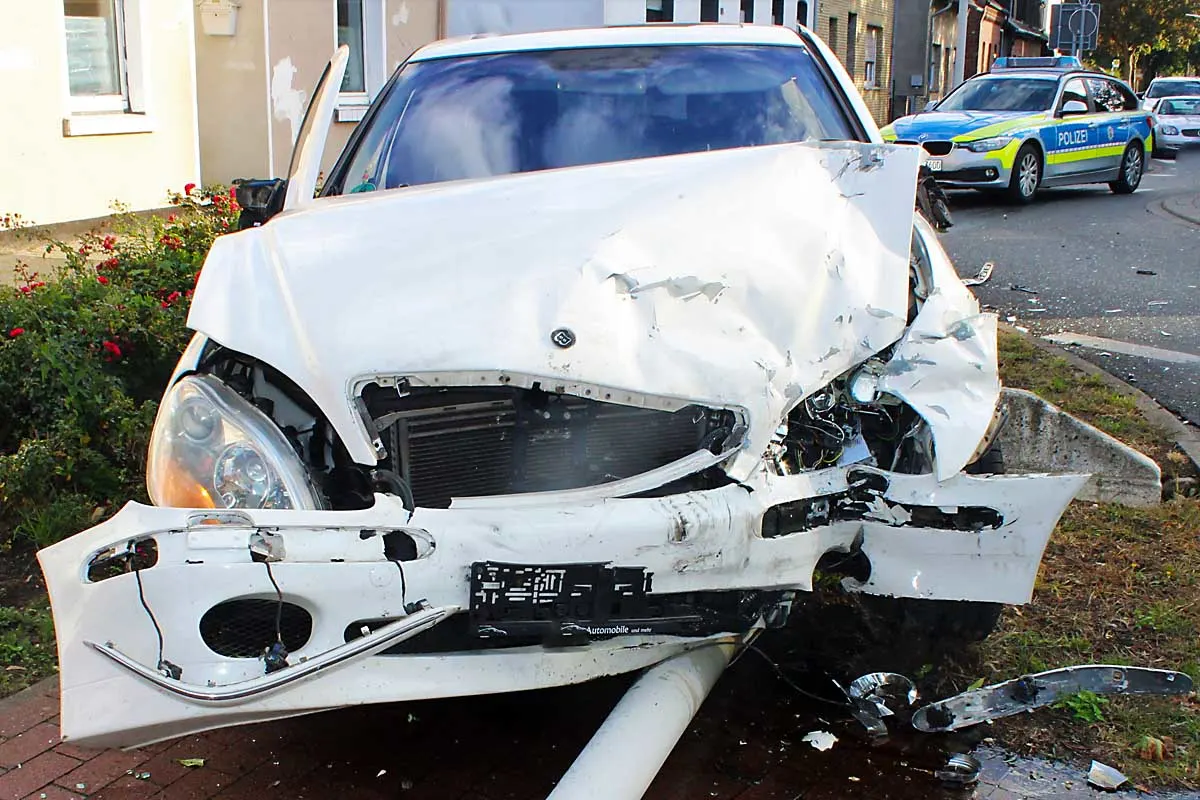 Eine Person schwer verletzt in Nettetal/Süchteln - Alkoholisierter Autofahrer verursacht Unfall
