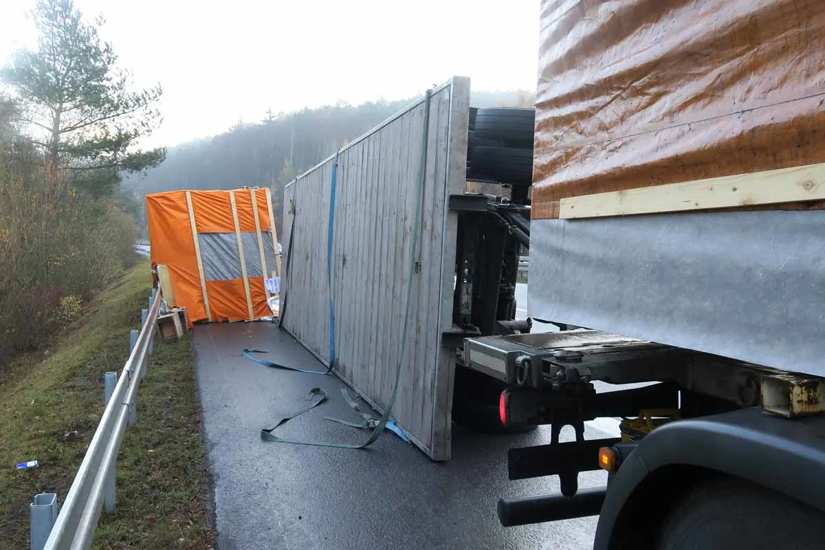 Verkehrsbehinderungen bei  Cölbe - Lastwagenanhänger mit Hausteilen umgekippt