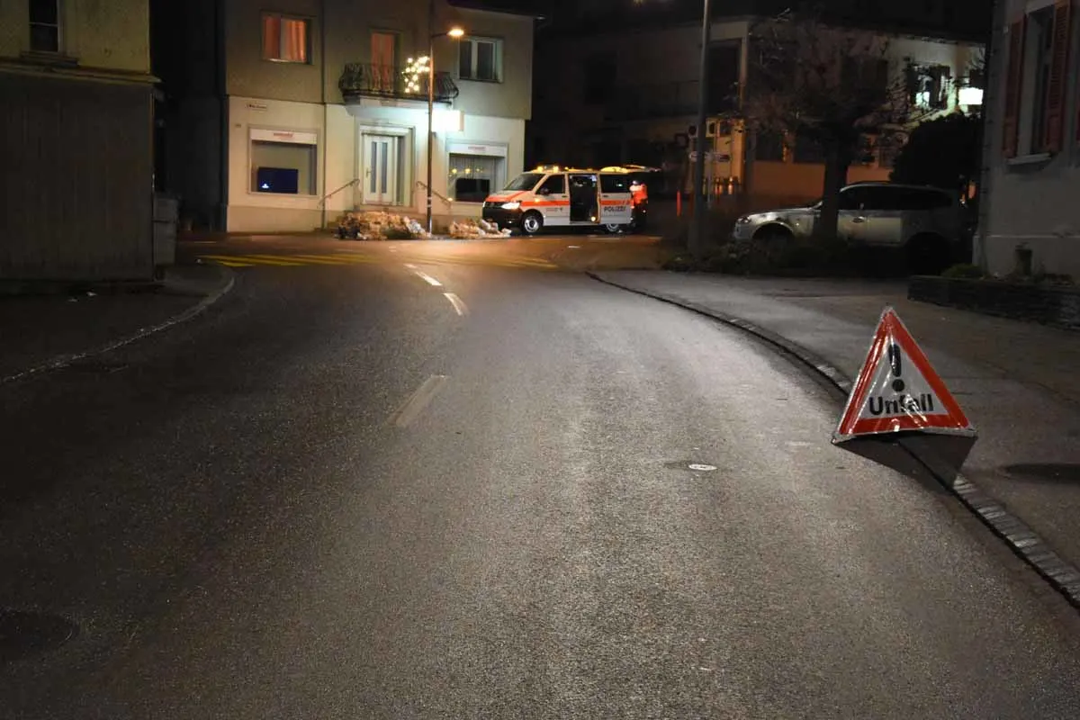 Unfall in Bazenheid SG - Junge Rollerfahrerin bei Kollision mit Auto verletzt