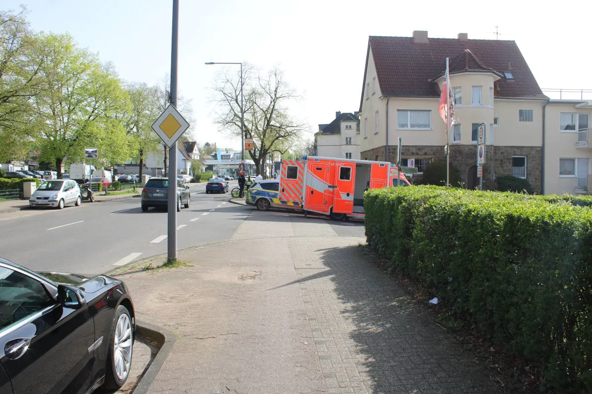 Bergisch Gladbach – Weißer SUV nach Unfallflucht auf der Mülheimer Straße gesucht