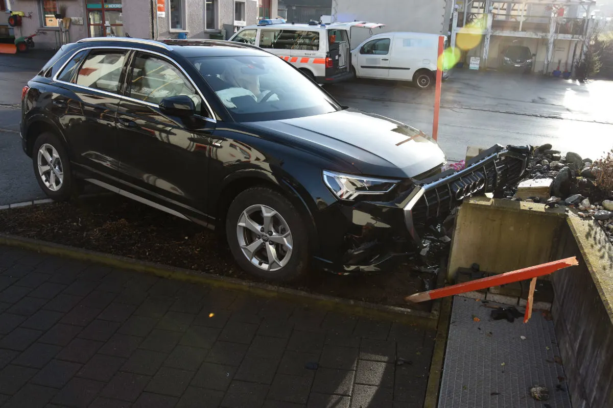 Benken SG - Mit Auto in Mauer geprallt  - Lenker bewusstlos