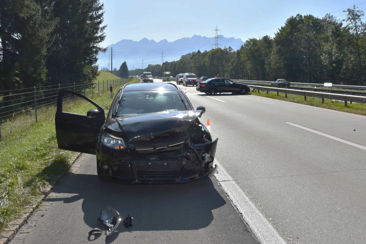 A13 Salez SG - Auffahrunfall auf der Autobahn wegen eines Reifenplatzers