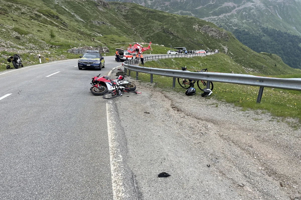 Poschiavo GR - Fahrradfahrer bei Frontalkollision über die Fahrbahn hinausgeschleudert