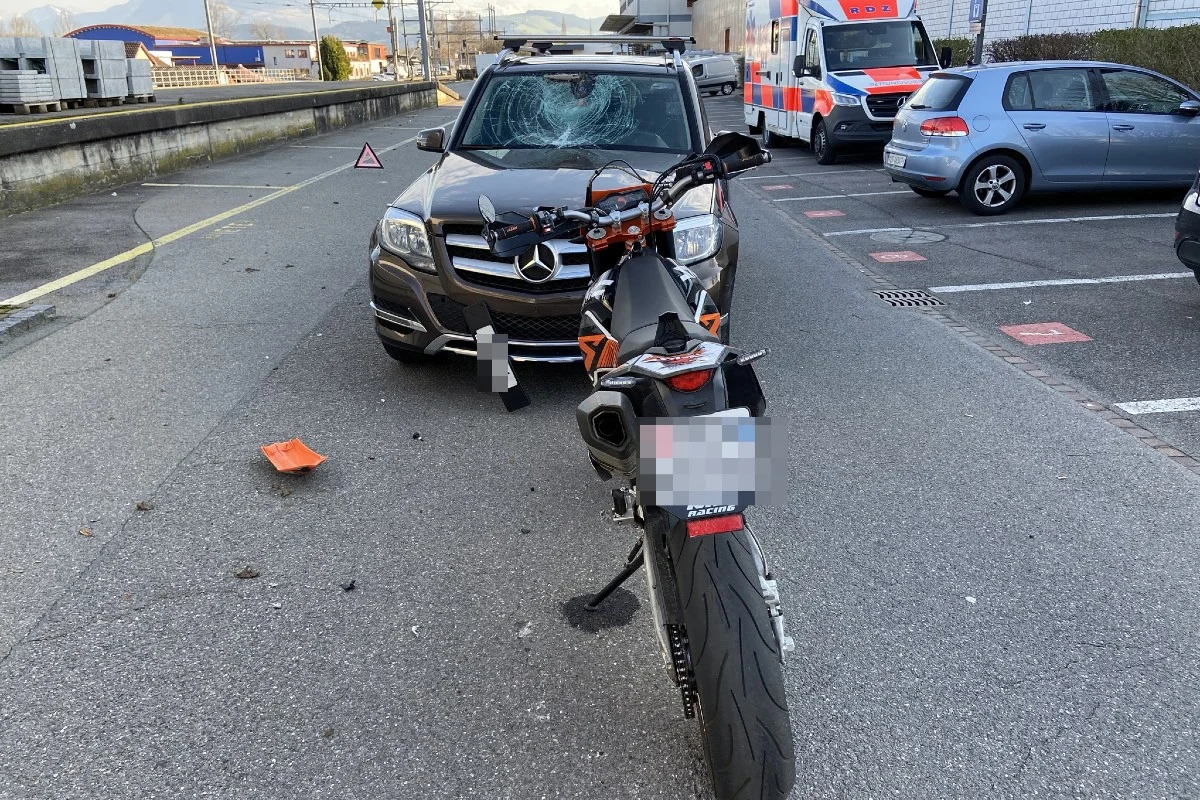 Sins AG -  Motorrad bim Beschleunigen auf Gegenfahrbahn geraten
