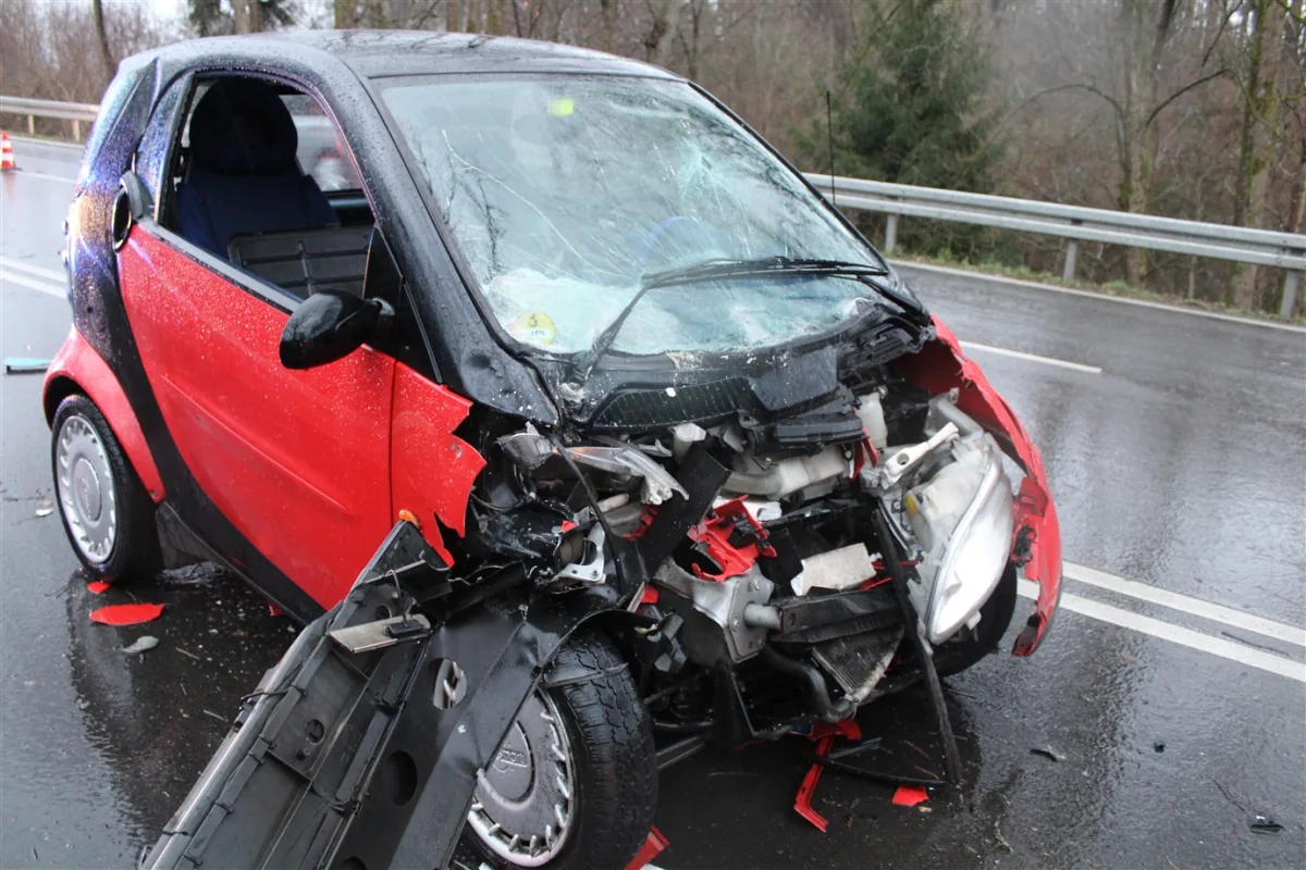 Overath – Baum stürzt auf die Fahrbahn