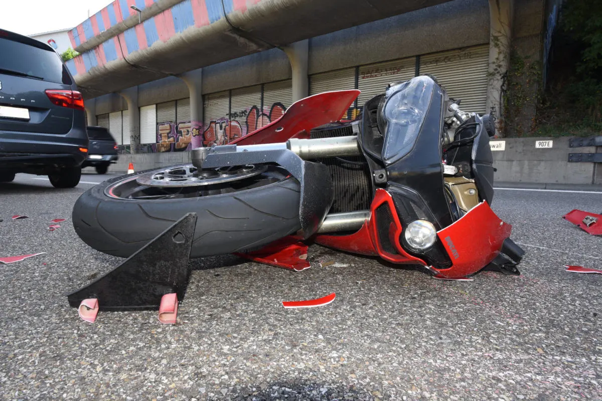 A2 Basel BS - Motorradlenker verletzt sich bei Auffahrunfall