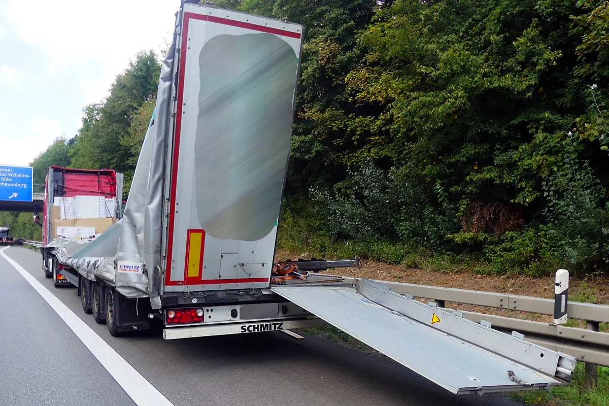 Kassel - Abgelenkter Lkw-Fahrer fährt auf Pannen-Lkw auf 