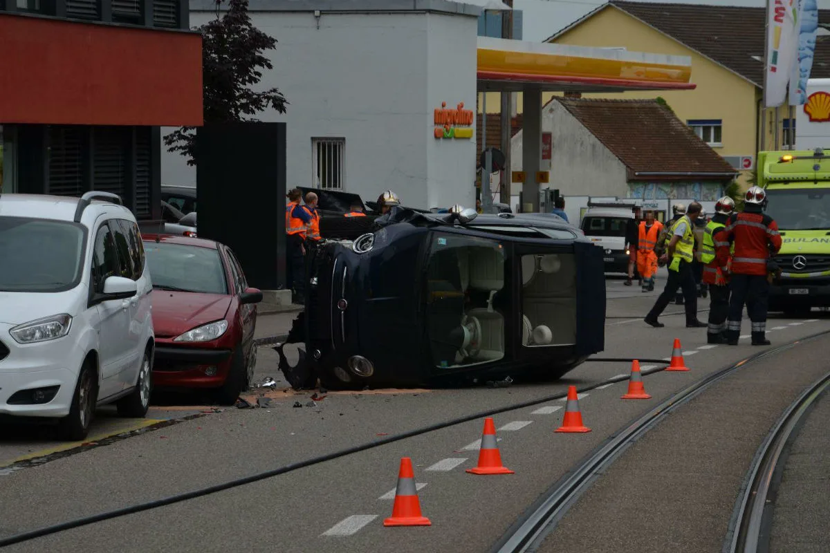 Birsfelden BL - Autofahrerin baut Selbstunfall