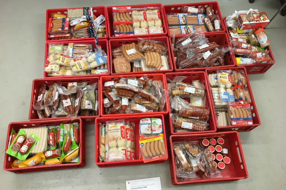 Neuhausen am Rheinfall SH - Lieferwagen gefüllt mit Fleisch und Käse gestoppt
