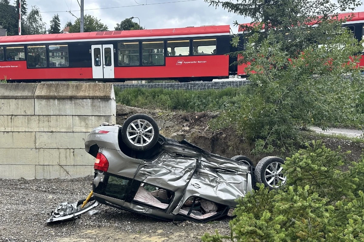 Herisau AR - 82-Jährige Frau verunfallt mit dem Auto beim Bahnübergang