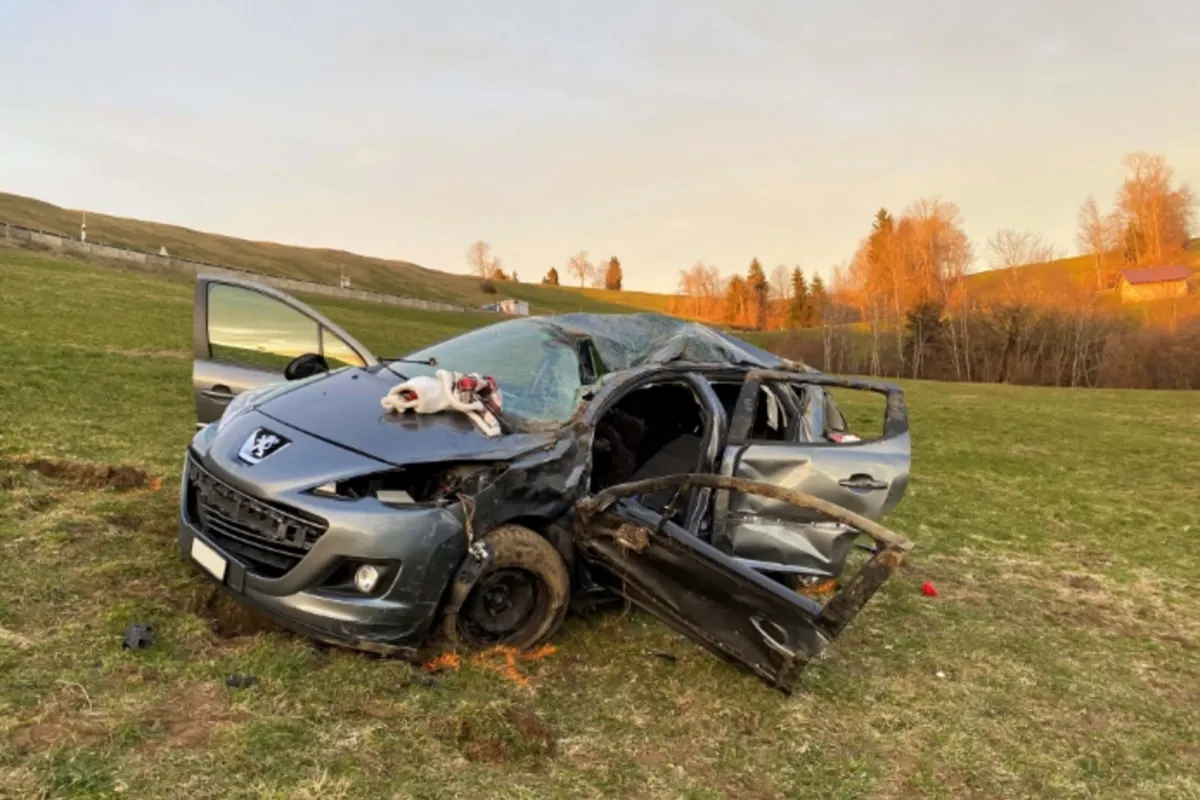 Oberägeri ZG - Auto überschlägt sich bei Unfall und stürzt Böschung hinunter