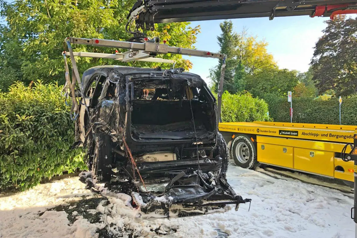 Ratingen - Hybrid-Auto brennt vollständig aus