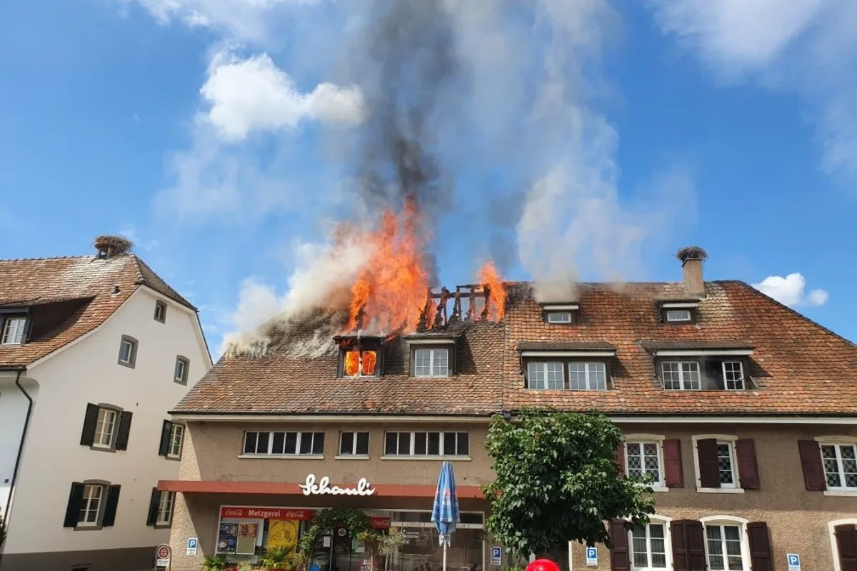  Kaiseraugst AG - Dachstock von Mehrfamilienhaus brannte lichterloh!