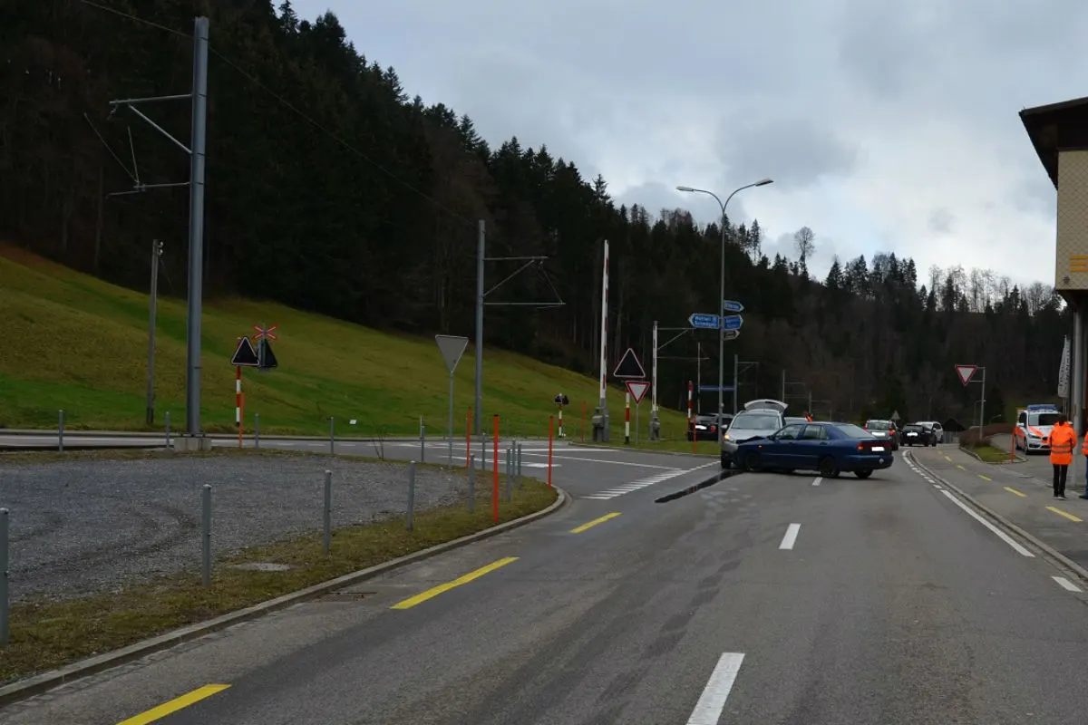 Waldstatt AR - Frontalkollision zwischen zwei Autos