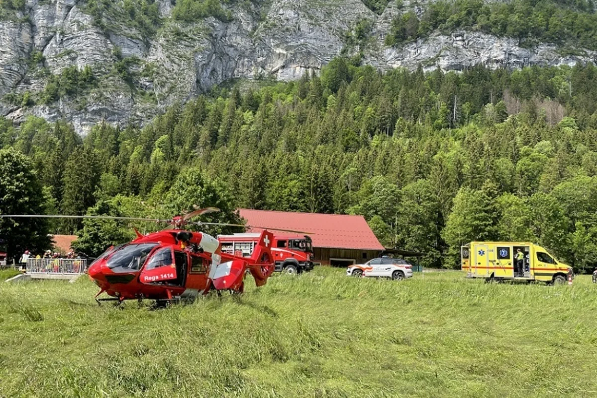 Charmey FR - Zwei Männer nach Unfall im Auto eingeklemmt