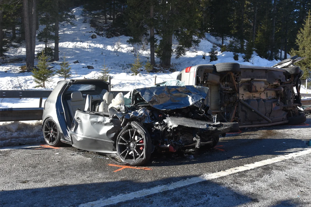 Horrorunfall und Sperrung der A13 in Mesocco GR -  Frontalkollision fordert Todesopfer - zwei weitere Personen in kritischem Zustand