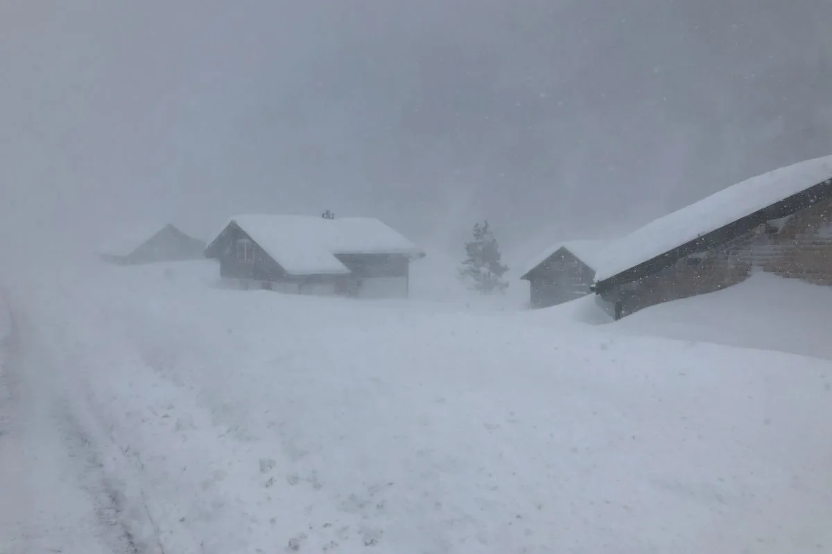 Schneesturm - In den Bergen starke Schneeverwehungen