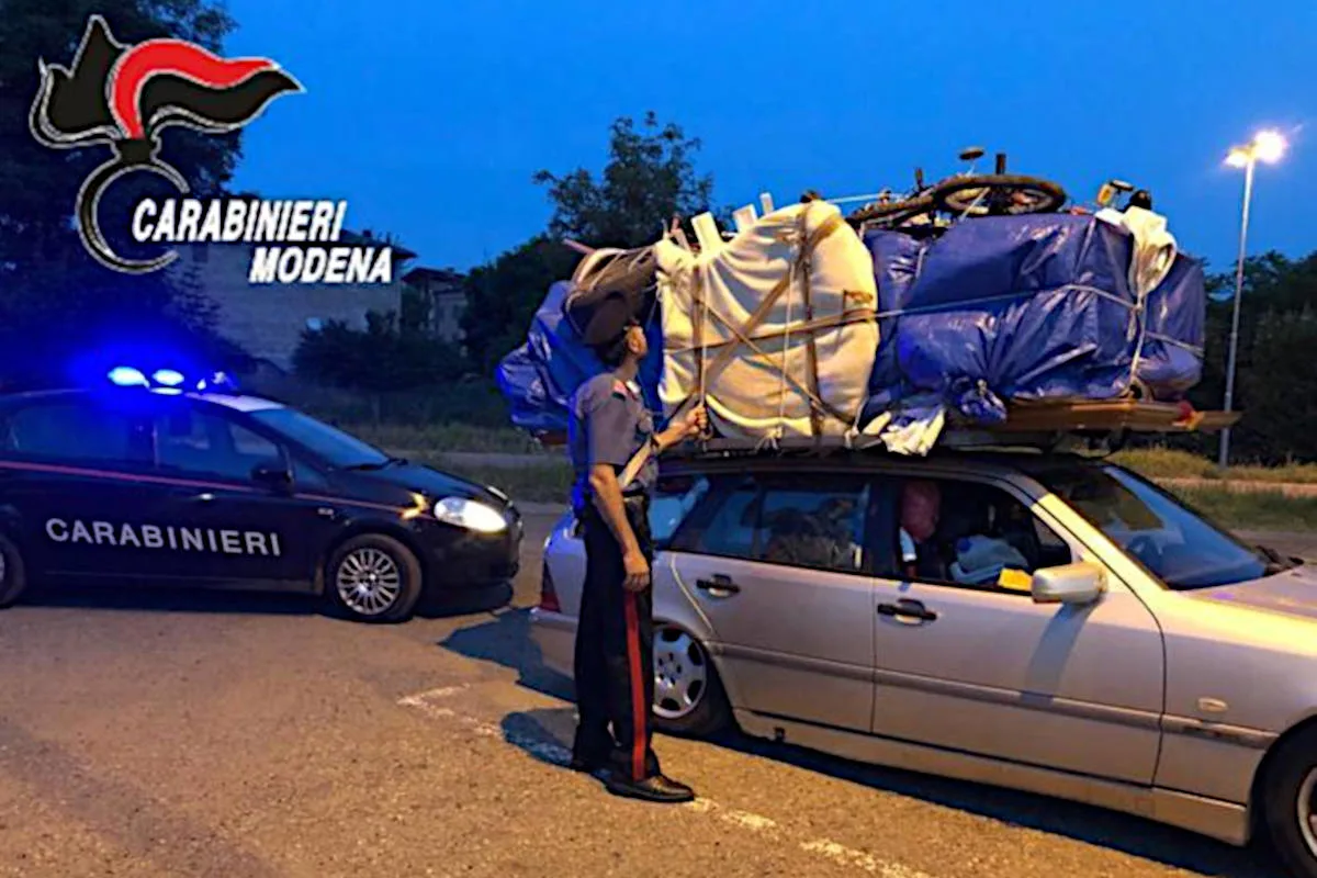 Komplettes Schlafzimmer auf Auto geladen