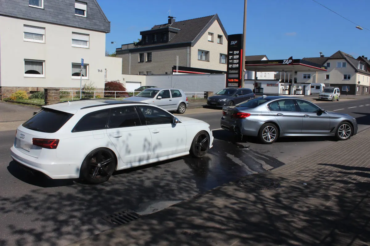 Langenfeld – Alkoholisierter Fahrzeugführer verursacht Verkehrsunfall
