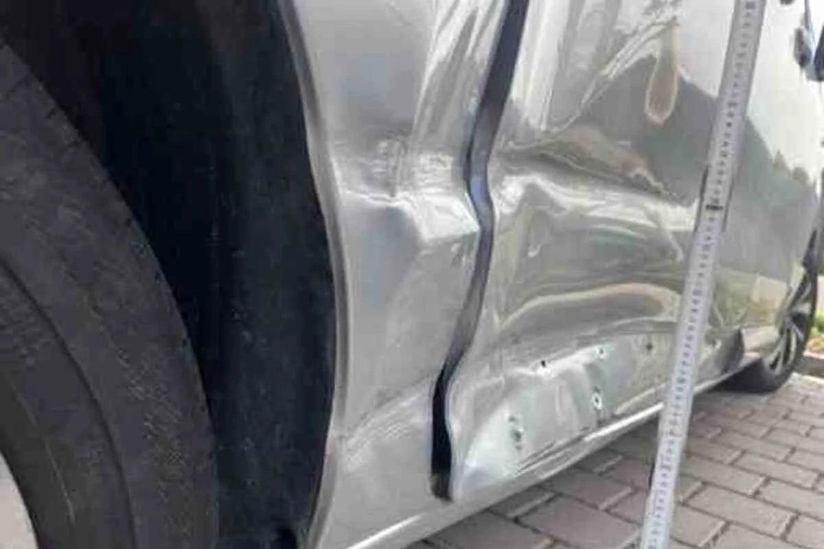 Beringen SH – Auto auf Parkplatz massiv beschädigt