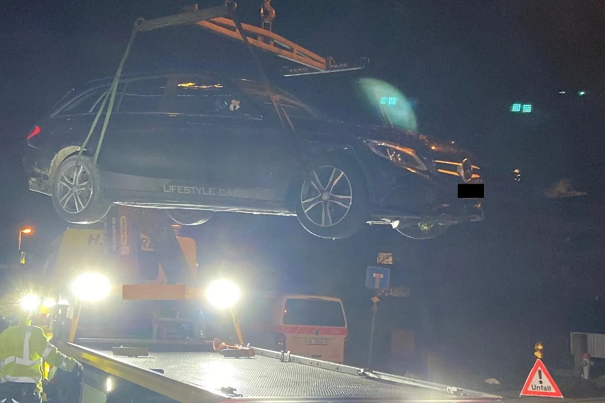Pratteln BL - Strolchenfahrt mit Personenwagen führt zu Selbstunfall