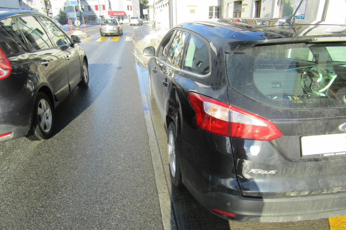 Näfels GL - Lieferwagen fährt auf Auto auf - Zeugenaufruf